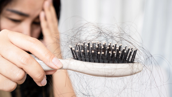 TÓC RỤNG NHIỀU VÀ MÓNG TAY CÓ ĐỐM TRẮNG: CÓ PHẢI BẠN ĐANG THIẾU KẼM?