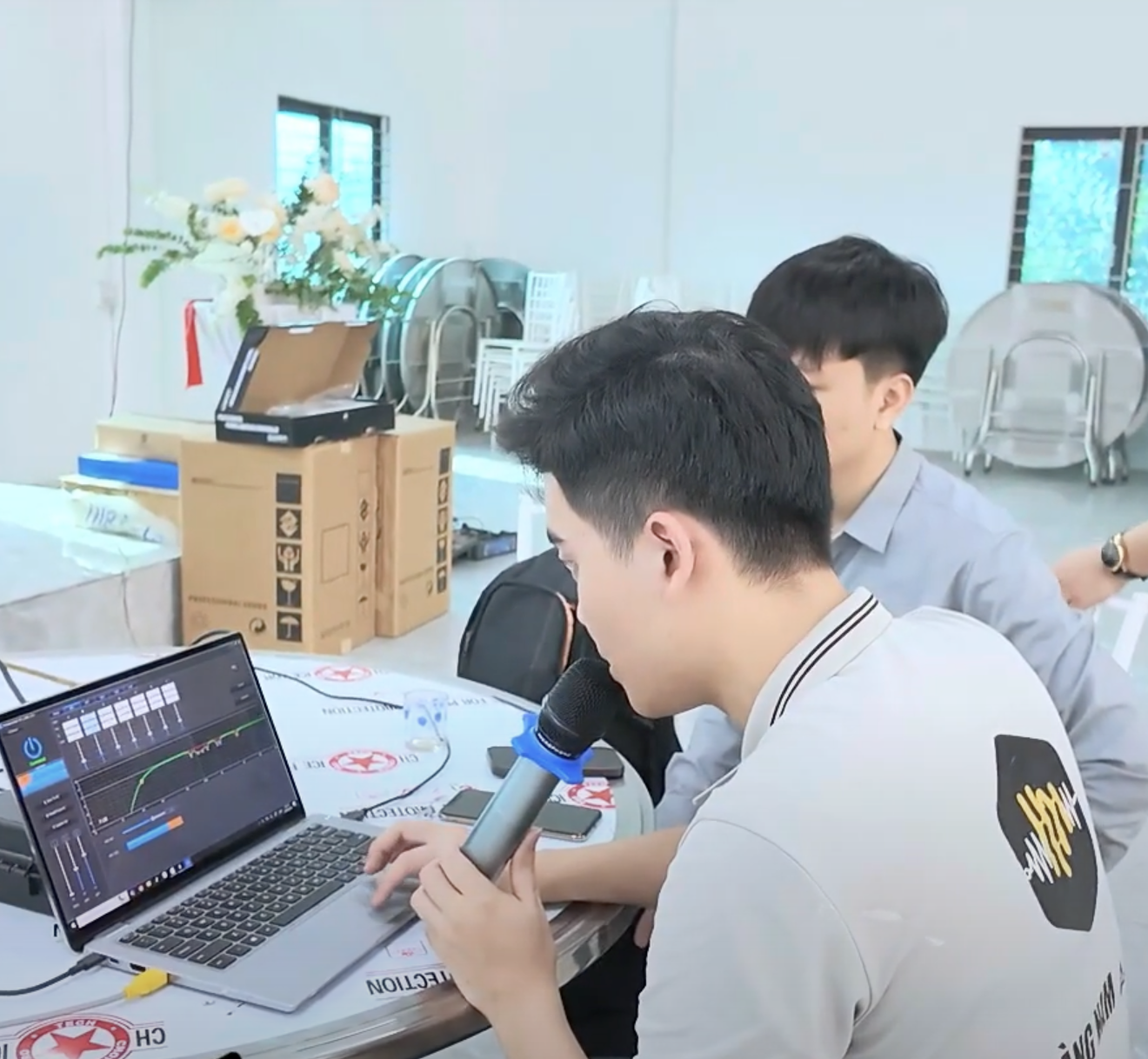 Lắp dàn karaoke 38 triệu cho nhà hàng Huyên Ngọ.