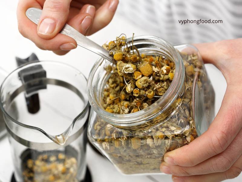 Pha một ly trà thảo mộc dễ ngủ đúng cách – 3 lưu ý để trà phát huy hiệu quả tối đa.