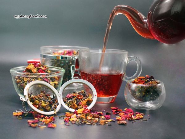 Premium South African Rooibos Tea African Dawn – caffeine-free herbal tea rich in antioxidants, supporting heart health, skin care, and better sleep.