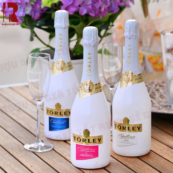 Rượu Champagne Torley Hungary khai tiệc