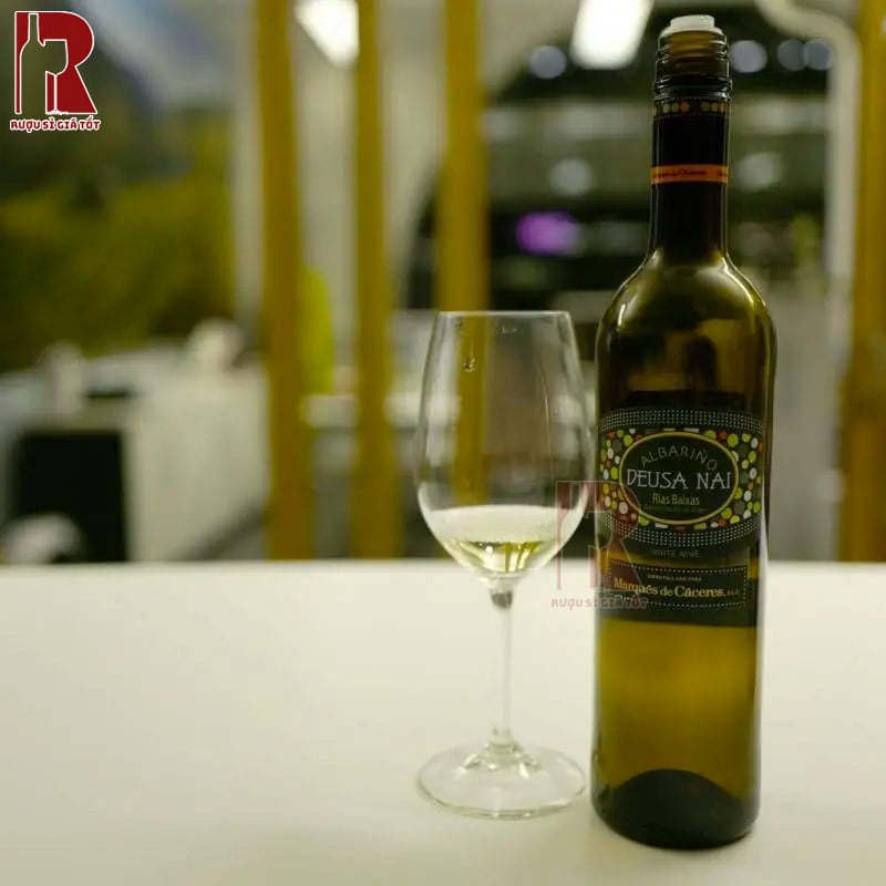 Marqués de Cáceres Deusa Nai Albariño đem đến vị trái cây tươi sáng và mềm mại, dễ uống