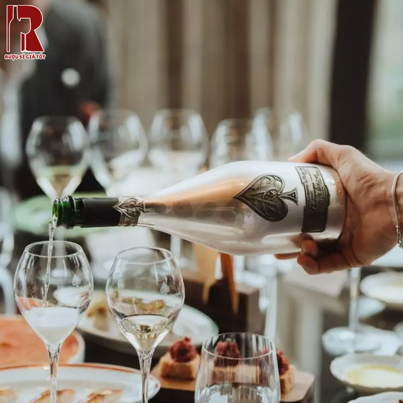 Thưởng thức vang sủi Át Bích Trắng Armand de Brignac chuẩn