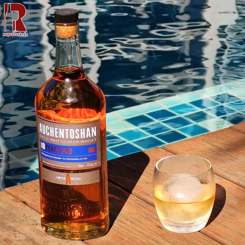 Auchentoshan 18 Years Old có vị cổ điển và trầm lắng với thời gian chưng cất lên đến 18 năm