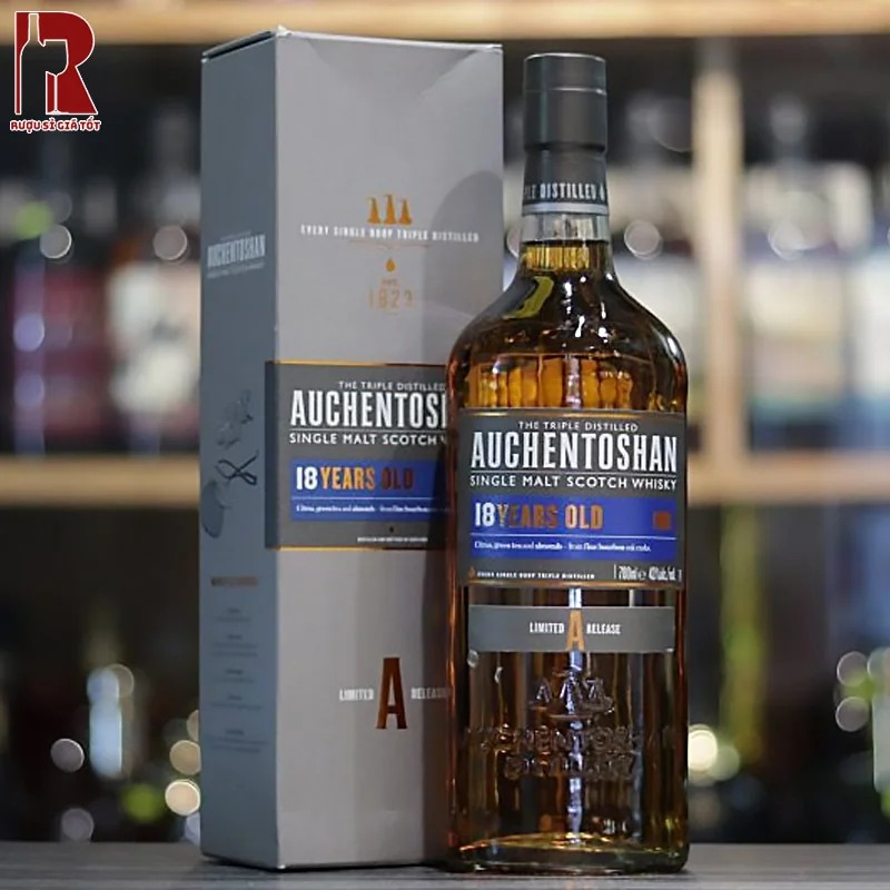 Auchentoshan 18 Years Old mở đầu với vị ngọt ấm áp, sau đó là chút cay nhẹ và hương thảo mộc thoang thoảng