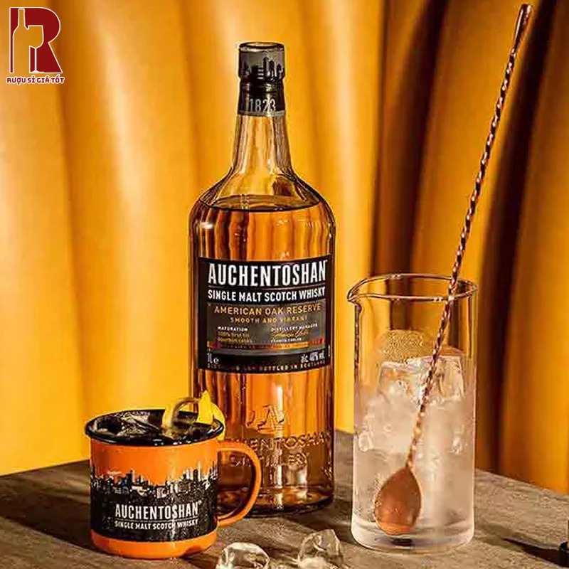 Có thể thêm một chút nước vào ly Auchentoshan American Oak để mở ra những tầng hương khác nhau dễ hơn