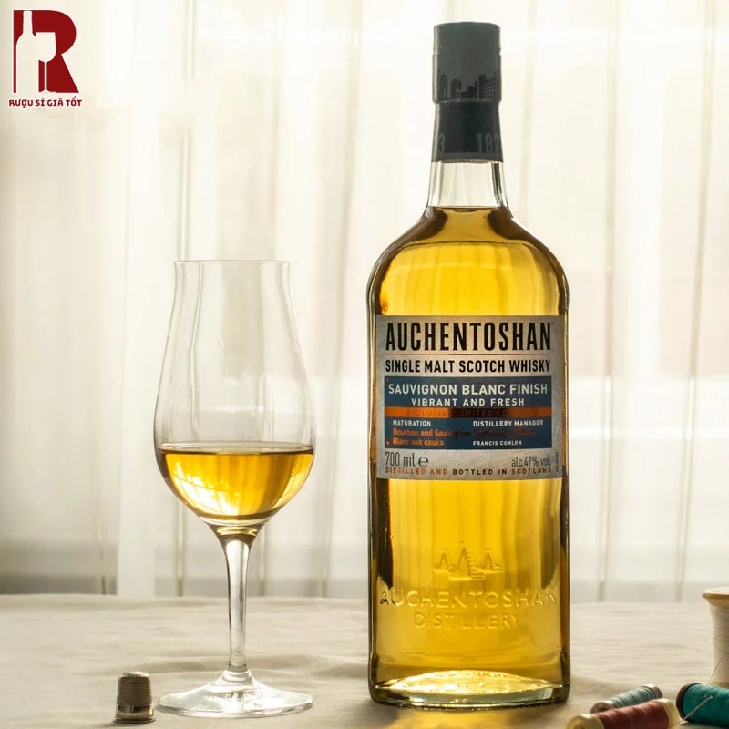 Chai Auchentoshan Sauvignon Blanc Finish có các tầng hương hoa nhẹ như hoa nhài, cùng chút hương thảo mộc đặc trưng