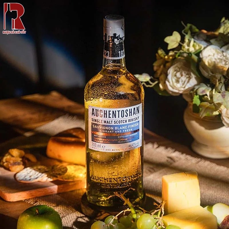 Auchentoshan Sauvignon Blanc Finish có thể dùng với mốt chút nước tinh khiết nhằm giúp tăng cường hương trái cây và làm giảm độ cồn