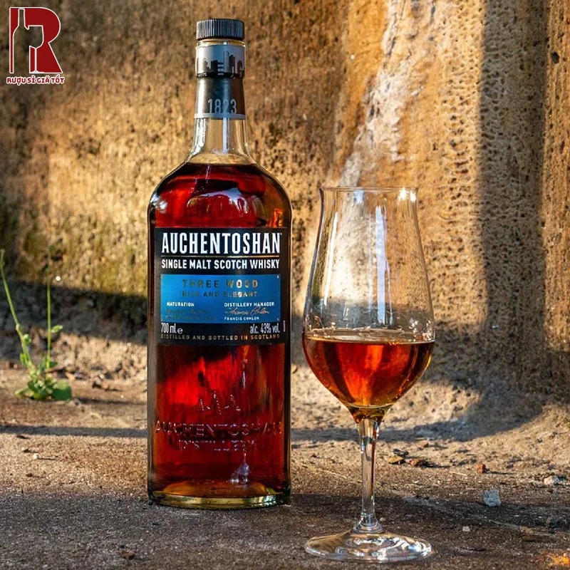 Chai whisky Auchentoshan Three Wood khá phù hợp để pha chế cocktail, có thể phối trộn với các nguyên liệu như ginger ale hoặc soda