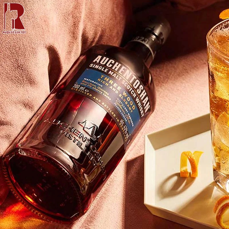 Chai whisky Auchentoshan Three Wood độc đáo với việc được ủ trong 3 thùng gỗ là Bourbon Mỹ, Sherry Oloroso và Sherry Pedro Ximénez