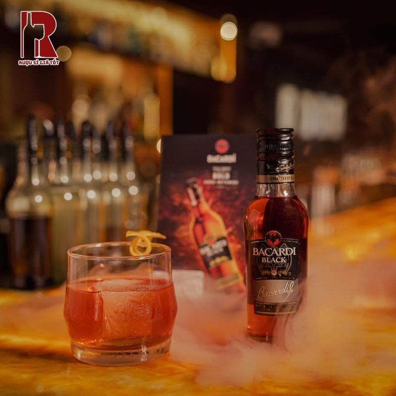 Chai Bacardi Dark Rum mang đến sự đậm đà, tinh tế
