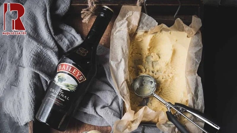 Baileys Original Irish Cream có màu cà phê sữa nâu nhạt và độ sánh nhẹ do hàm lượng kem nhiều
