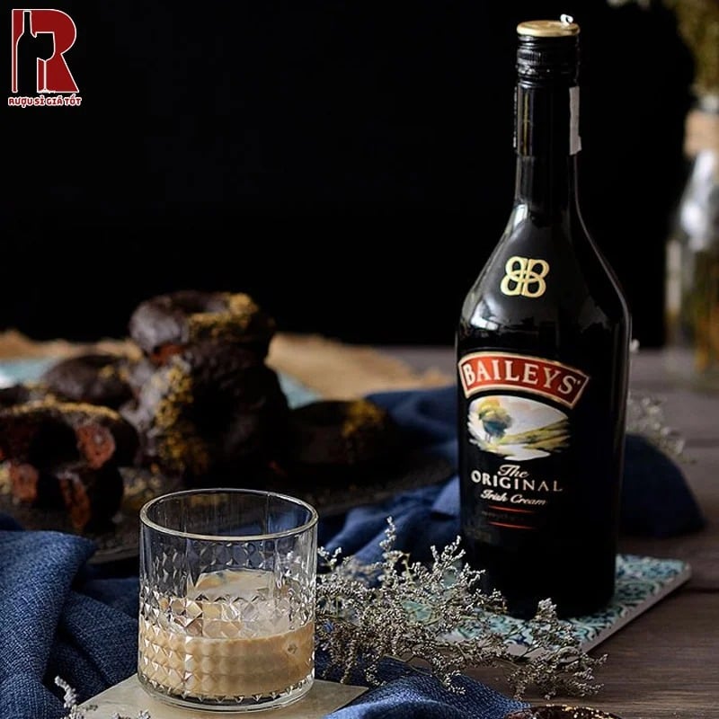 Baileys Original Irish Cream hoàn hảo khi dùng với đá hoặc cả khi uống nguyên chất