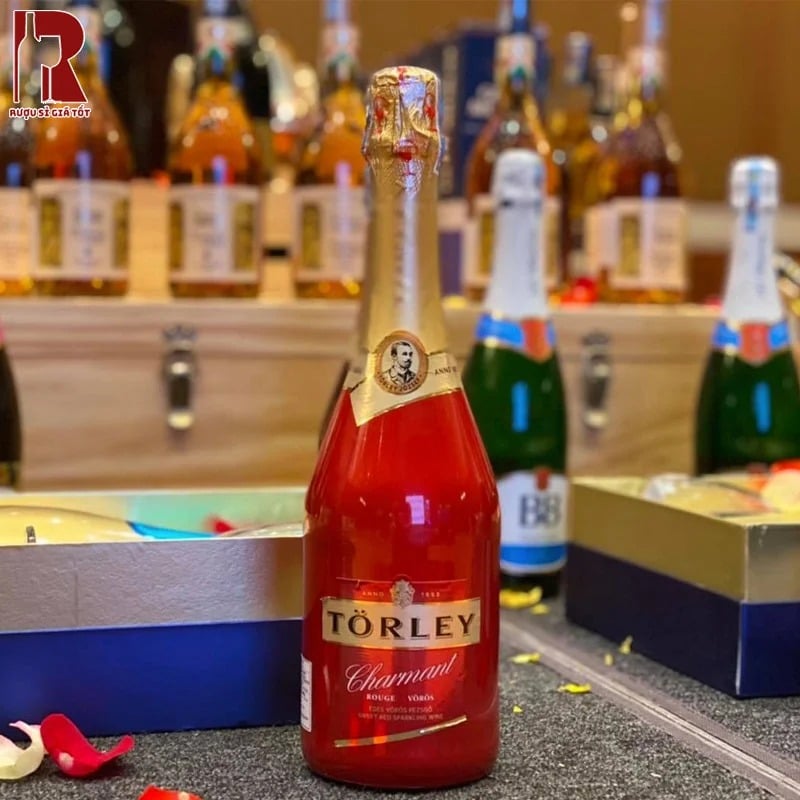 Rượu vang nổ Torley Sweet Red nổi bật với vẻ ngoài đỏ hấp dẫn và vị rượu tươi mới