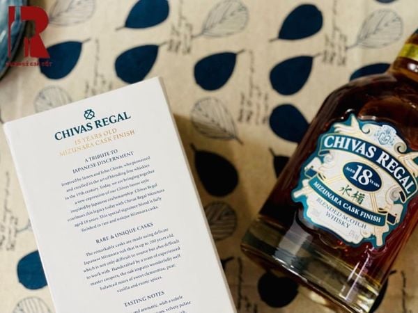 Chivas Regal 18 Mizunara Cask Finish mang phong cách Nhật Bản với nhãn trắng tinh tế