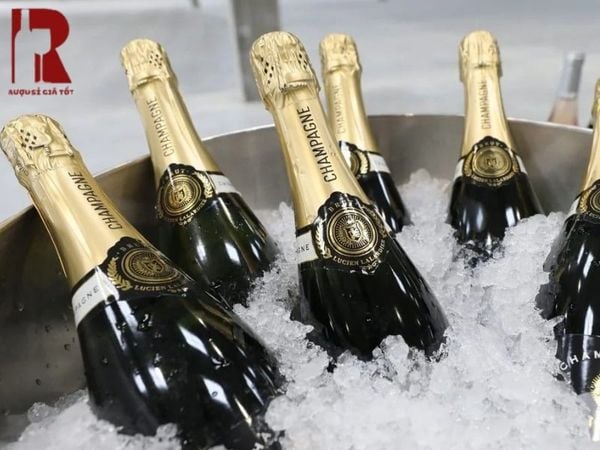 Champagne là một trong các loại rượu tây không thể thiếu trong các sự kiện quan trọng