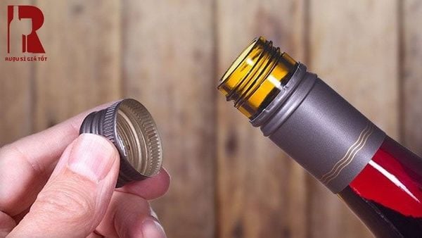 Hướng dẫn cách mở nắp chai rượu vang có nút vặn