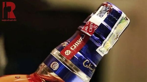 Cách nhận biết rượu Chivas thật bằng tem chống hàng giả