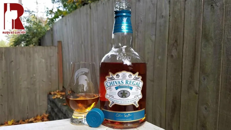 Chivas 12 Mizunara nên được uống nguyên chất để cảm nhận vị rượu phong phú