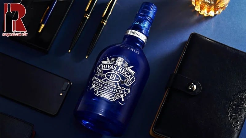 Chivas Regal 18 Blue Signature tôn vinh sự tinh xảo và nghệ thuật chưng cất rượu của hãng