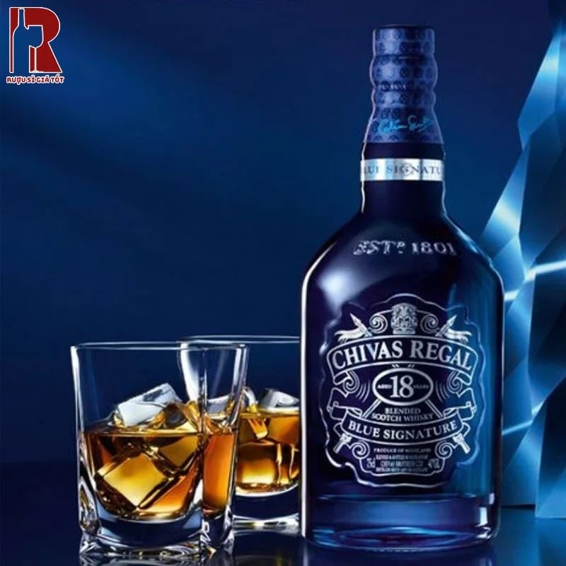 Chivas Regal 18 Blue Signature có thiết kế chai và vỏ hộp màu xanh dương sang trọng, tinh tế