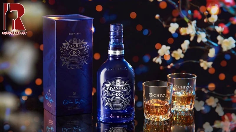 Chivas Regal 18 Blue Signature có thể uống nguyên chất hoặc uống với đá