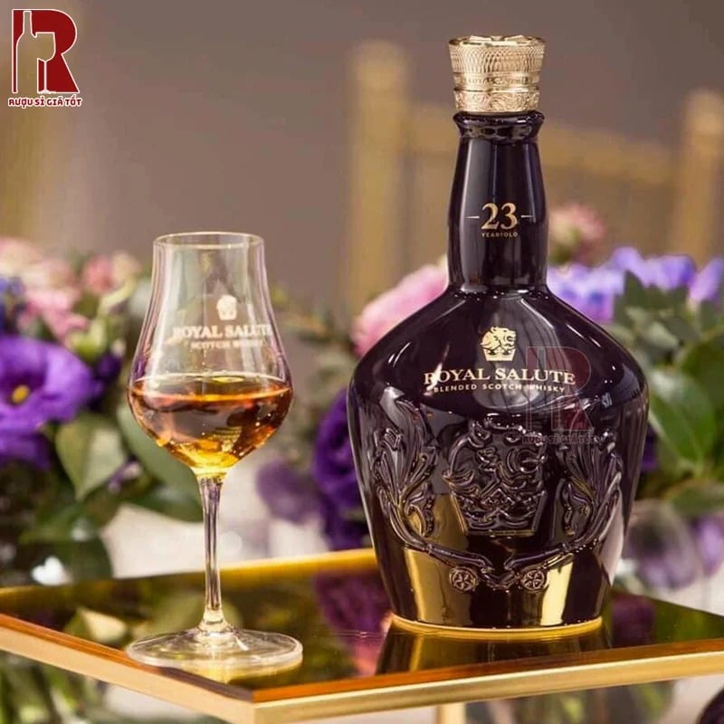 Chivas 23 năm với vỏ hộp màu tím được lấy cảm hứng từ các loại trà hoa nổi tiếng ở phương Đông