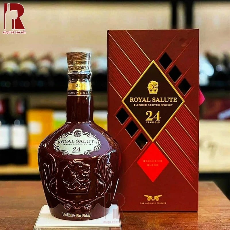 Chivas 24 Năm nên được dùng với ly tulip hoặc ly Glencairn để hương thơm được đưa lên mũi tốt hơn