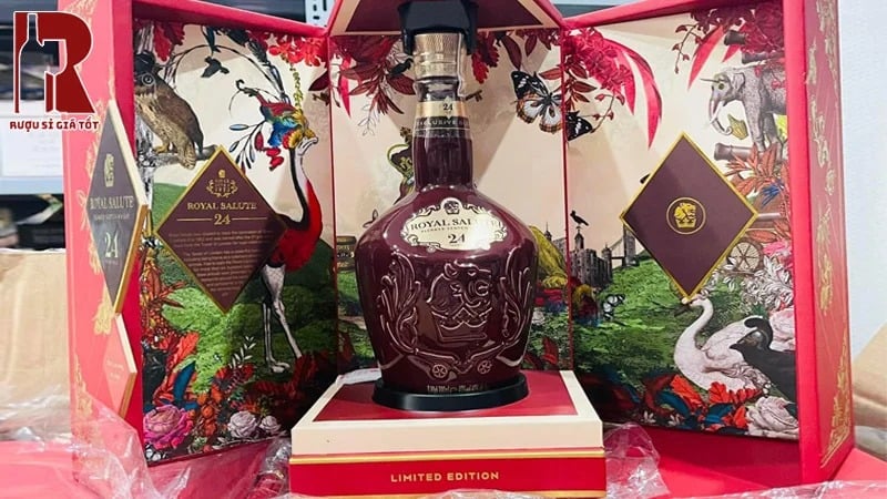 Chivas 24 Năm có màu rượu đỏ ruby quý phái và hấp dẫn