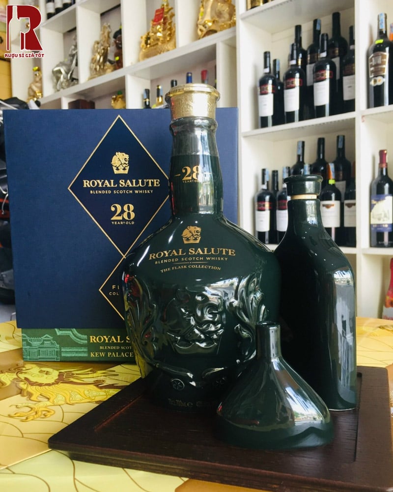 Chivas 28 Năm Royal Salute