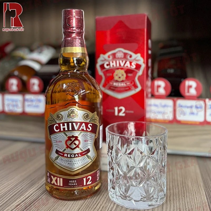 Rượu Chivas Regal 12 Years Old sở hữu hương thơm từ các loại trái cây chín hòa cùng vị rượu ngọt nhẹ
