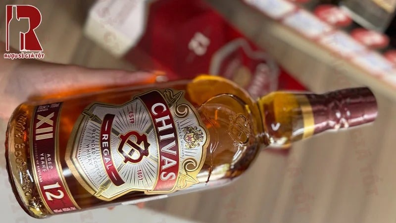 Rượu Chivas Regal 12 Years Old là một món quà tặng cao cấp bởi hương vị đậm đà và vẻ ngoài sang trọng