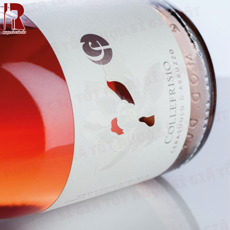 Collefrisio Magnolia Cerasuolo d'Abruzzo DOC là chai vang mang đậm bản sắc của vùng Abruzzo, cùng mùi thơm nhẹ từ dâu tây và lựu
