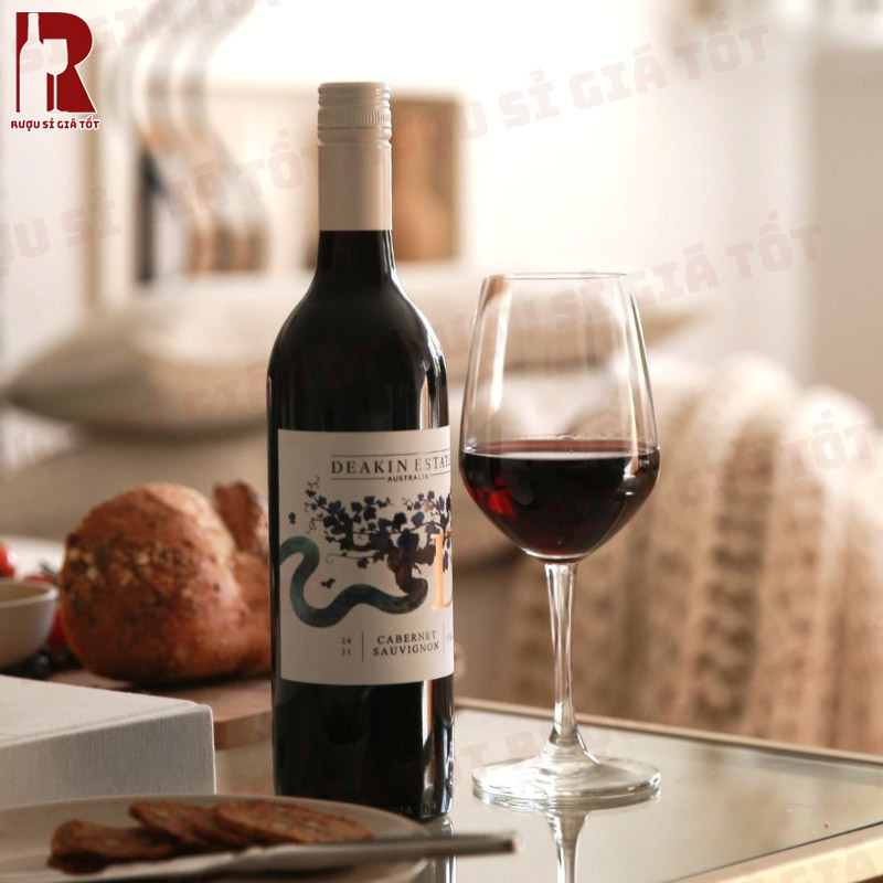 Deakin Estate Cabernet Sauvignon sẽ đem đến một màu rượu đỏ ruby đẹp mắt cùng cấu trúc vị rượu cân bằng hoàn hảo