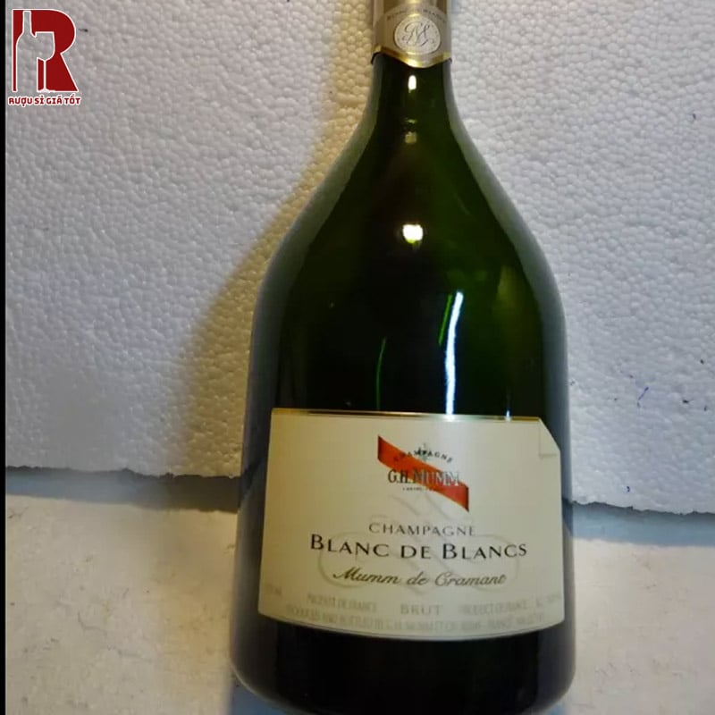 Chai Champagne G.H Mumm Blanc de Blancs nên được ướp chai trong xô đá khoảng 15 phút trước khi uống