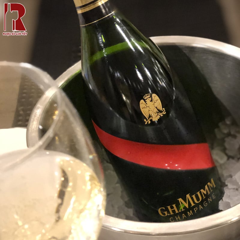 Champagne G.H Mumm Brut mang đến hương thơm tươi mát và hậu vị sống động