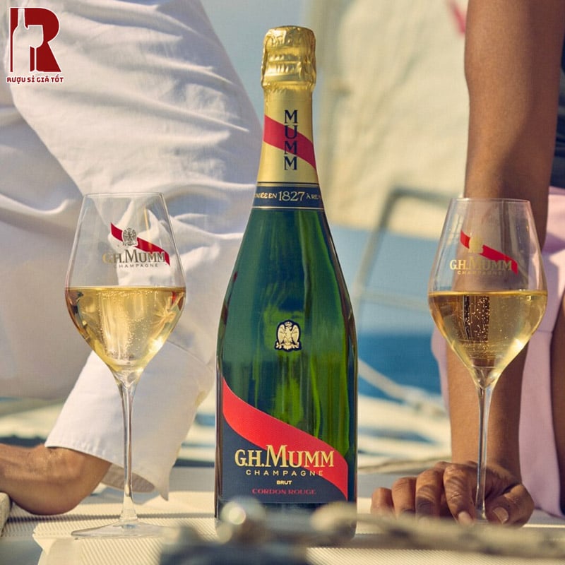 Qúa trình chưng cất kĩ lưỡng đem đến cho Champagne G.H Mumm Brut kết cấu mượt mà và lớp bọt mịn màng