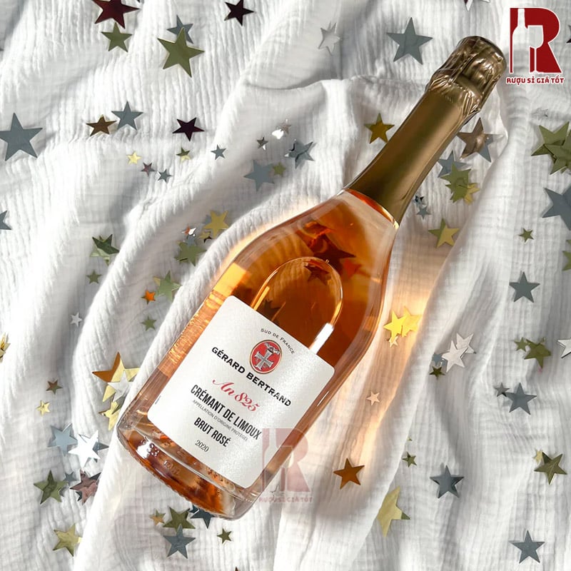 Gerard Bertrand Heritage Cremant de Limoux Brut Rose mang theo hương trái cây đỏ nhẹ nhàng và lớp bọt mịn tươi mới