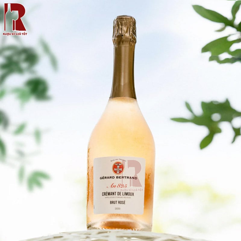 Gerard Bertrand Heritage Cremant de Limoux Brut Rose mang theo màu rượu hồng nhẹ nhàng đẹp mắt, hoàn hảo cho các buổi tiệc