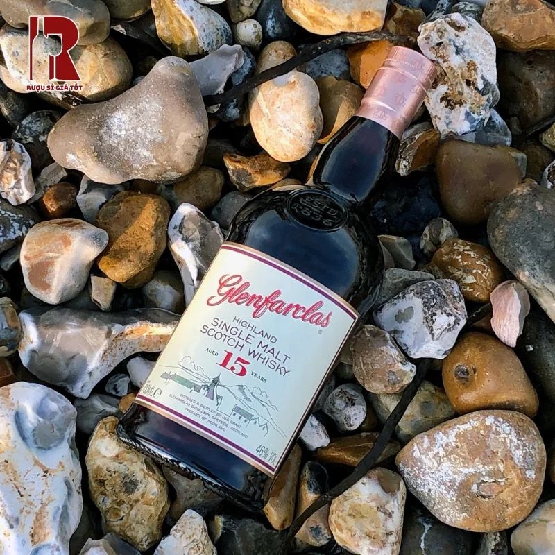 Glenfarclas 15 Year Old có vị ngọt nhẹ từ mật ong và cay nồng của gia vị