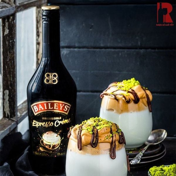 Cách đơn giản và phổ biến nhất để thưởng thức Baileys là uống trực tiếp