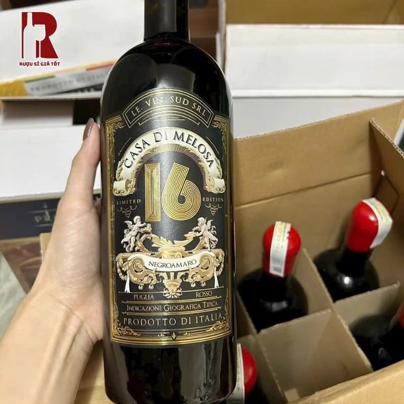 Rượu vang Casa Di Melosa 16 Độ Negroamaro nổi bật với hương quyến rũ của trái cây chín đỏ và vị rượu ngọt nhẹ