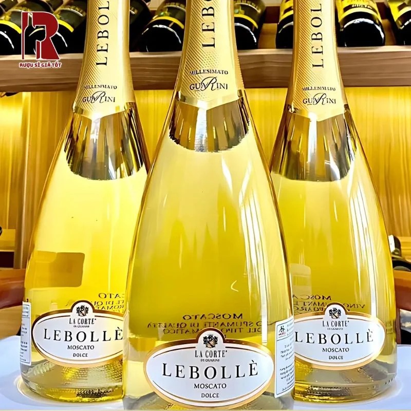 Rượu vang nổ Lebolle Moscato nên được dùng kèm với các món ăn nhẹ nhàng như phô mai, mì ống, hoặc khai vị