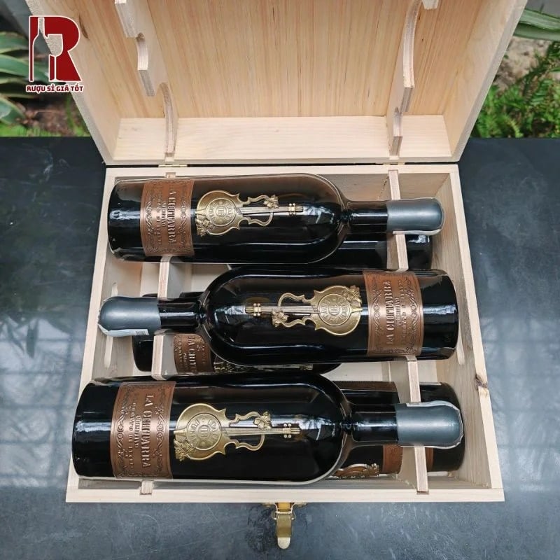 Rượu vang La Chitarra Primitivo sở hữu thiết kế ấn tượng với hình ảnh cây đàn thanh lịch