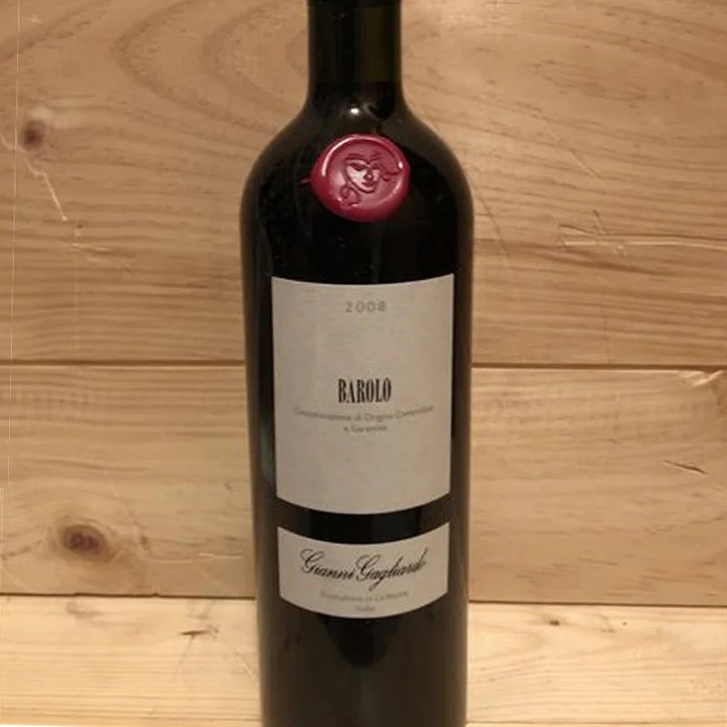 Chai Gianni Gagliardo Barolo là một món quà hoàn hảo để đem tặng nhờ thiết kế tuy đơn giản nhưng vẫn đẹp mắt