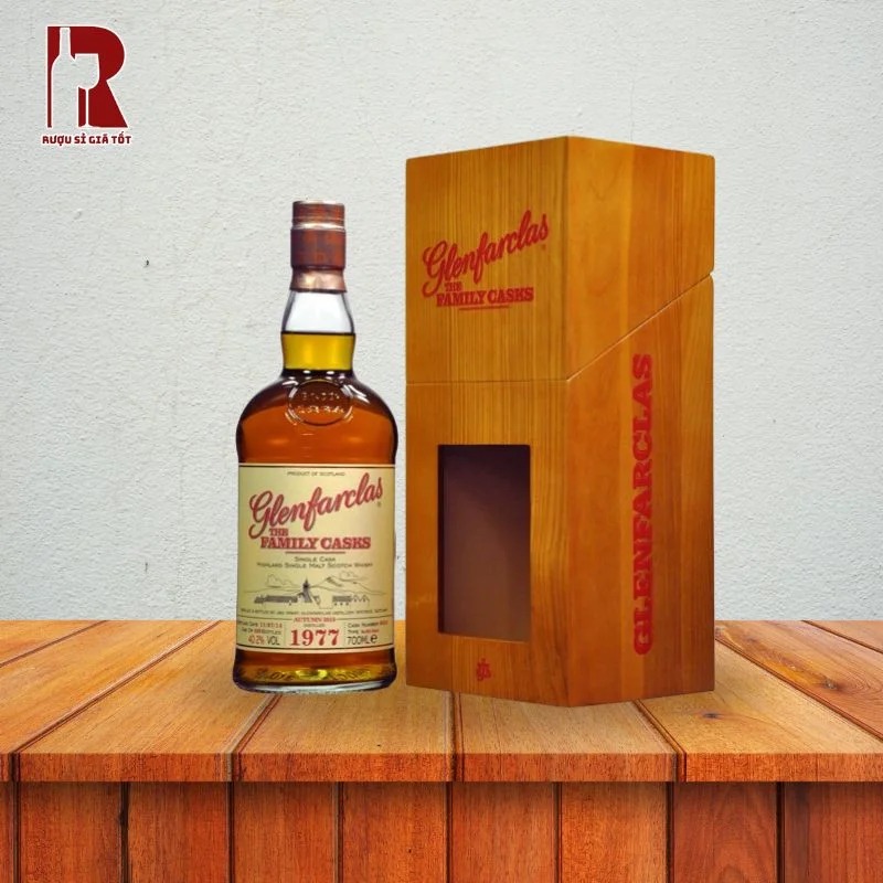 Glenfarclas 1977 Decanter Single Cask có vị đậm đà và hương thơm ngọt ngào và quyến rũ từ các loại trái cây