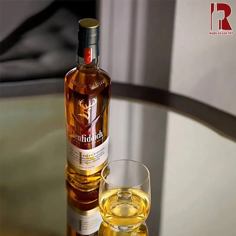 Glenfiddich 18 năm được ủ tối thiểu 18 năm trong 3 loại thùng khác nhau, đem đến vị rượu độc đáo