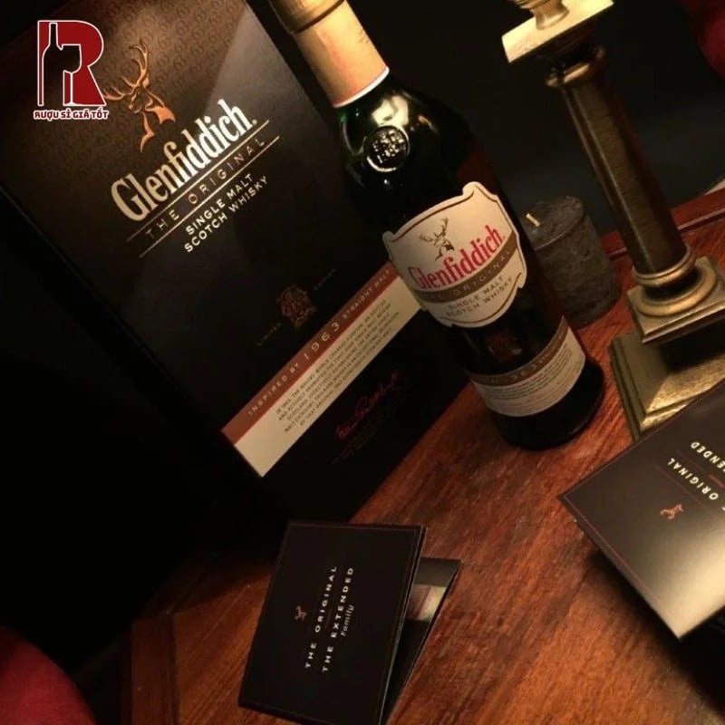 Glenfiddich The Original 1963 Limited Edition trở nên độc đáo với thiết kế vỏ hộp mạnh mẽ, sang trọng kèm sách hướng dẫn được đặt bên trong