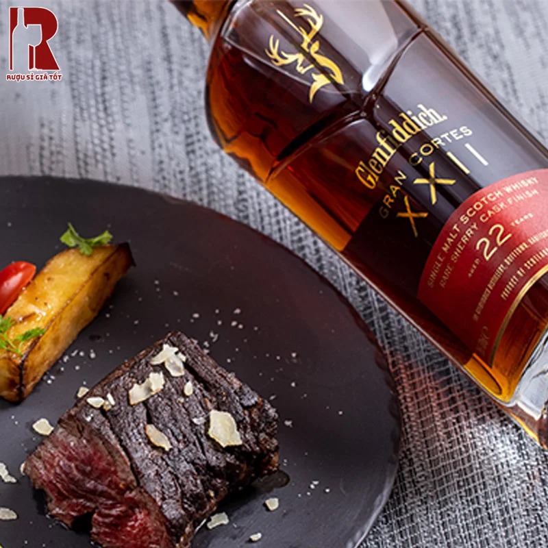Rượu Glenfiddich 22 Gran Cortes XXII nên được dùng kèm các món thịt đỏ, đậm gia vị để làm nổi bật vị rượu