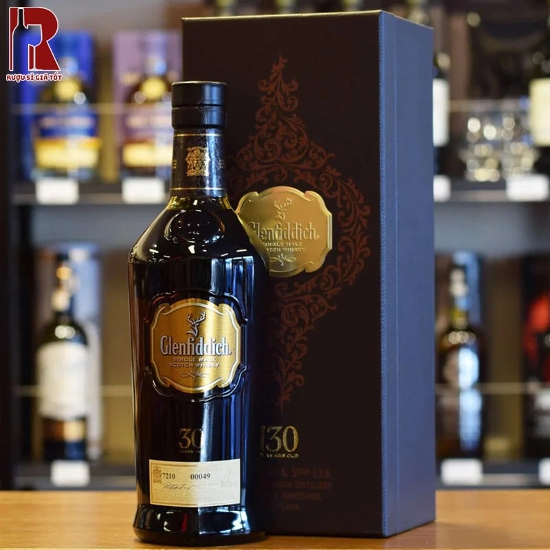 Rượu Glenfiddich 30 Năm mang đến hương thơm từ trái cây khô và thoang thoảng chút hương hoa
